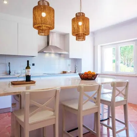 Дом отдыха House With 5 Bedrooms In Sao Joao Das Lampas With Shared Pool And Wifi